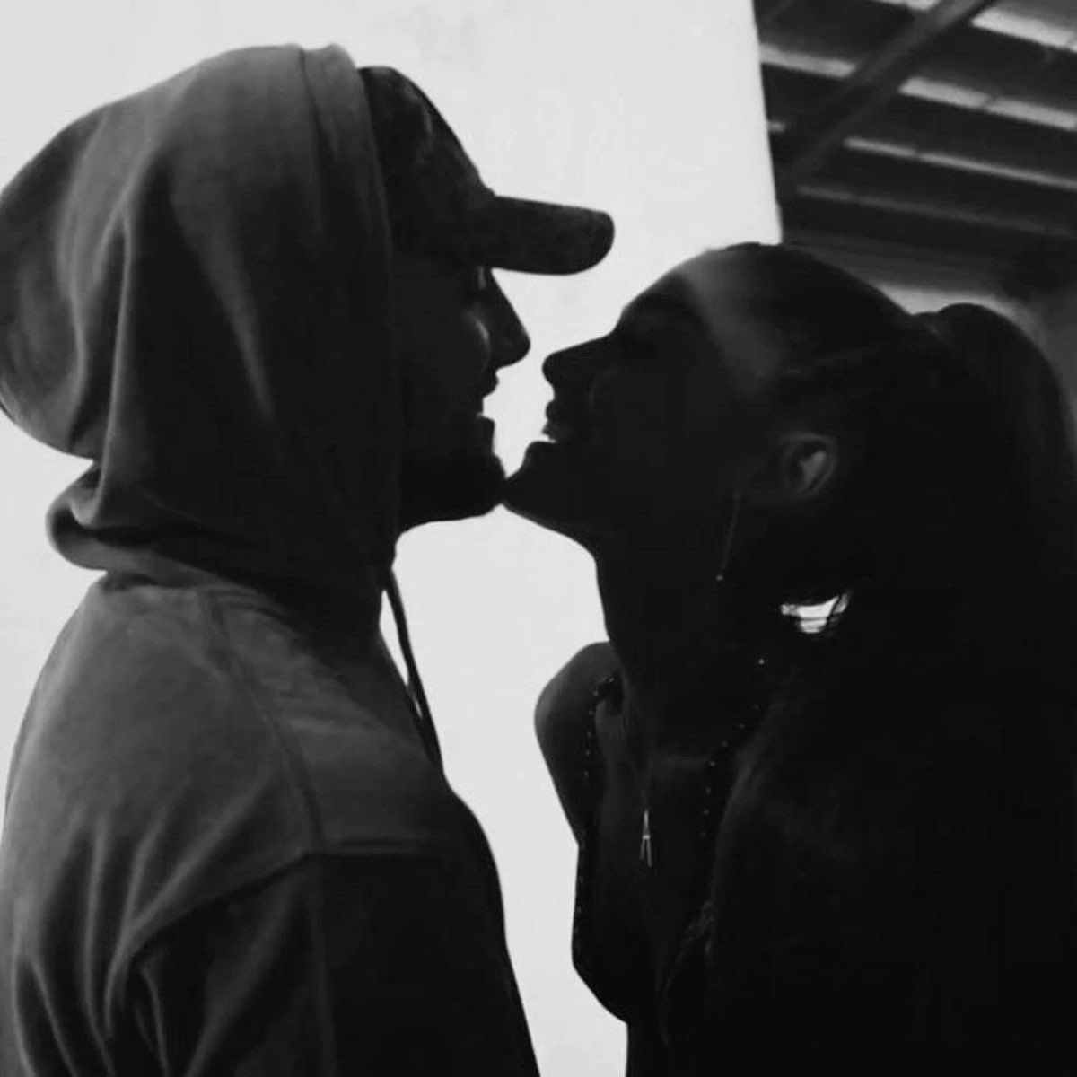 infoari's tweet image. Ariana Grande abre o coração em depoimento emotivo sobre o quanto Mac Miller mudou tudo pra ela:

“Nunca tinha contado isso antes, mas foi o Malcolm — o Mac — quem me deu coragem pra finalmente ser eu mesma. Ele me olhou e disse que tava tudo bem deixar a Cat Valentine pra trás,…