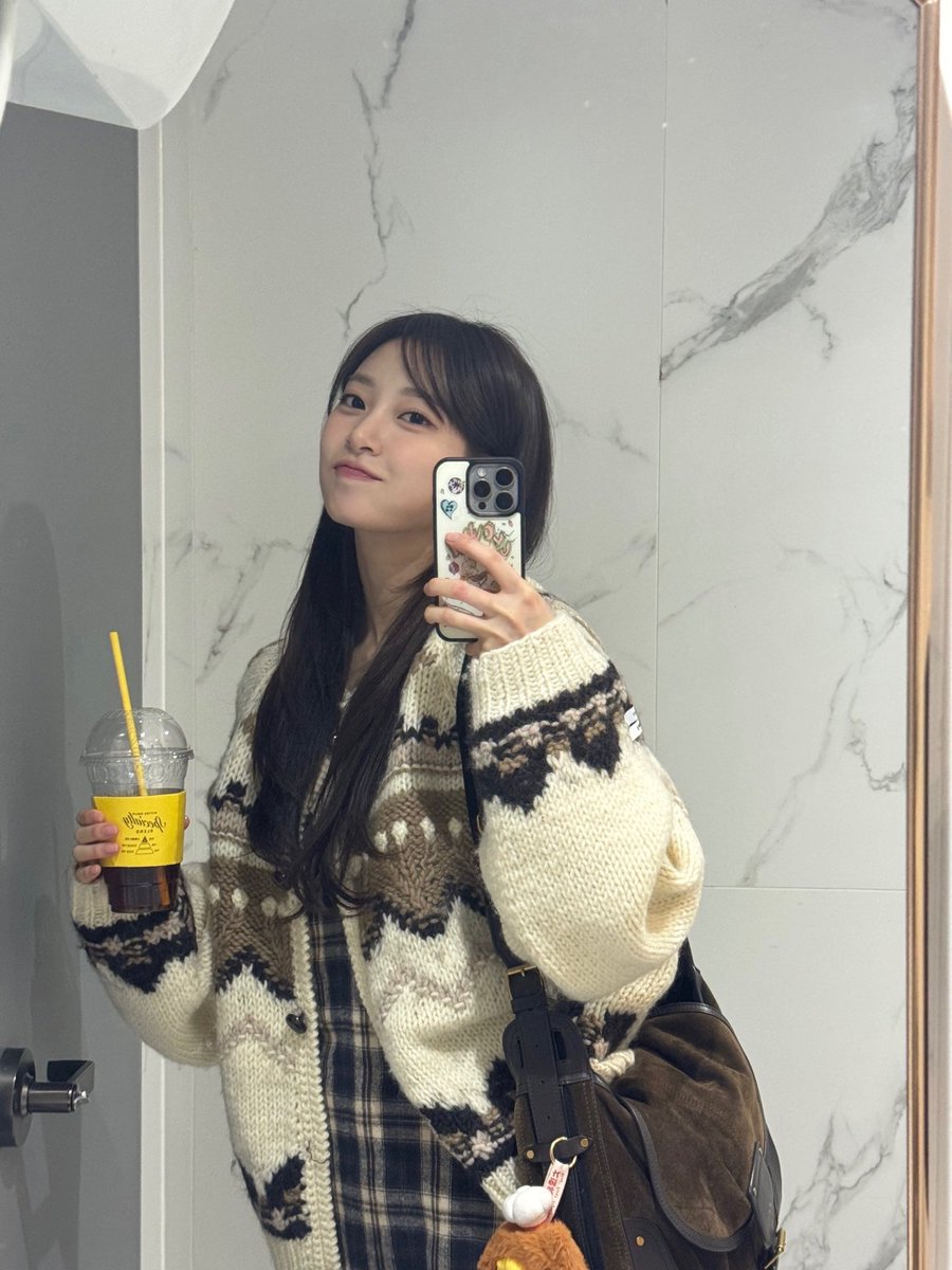 zoaging's tweet image. 귀여운 얼굴에 귀여운 옷에 귀여운 머리에 귀여운 표정 핵졸귀 에디션