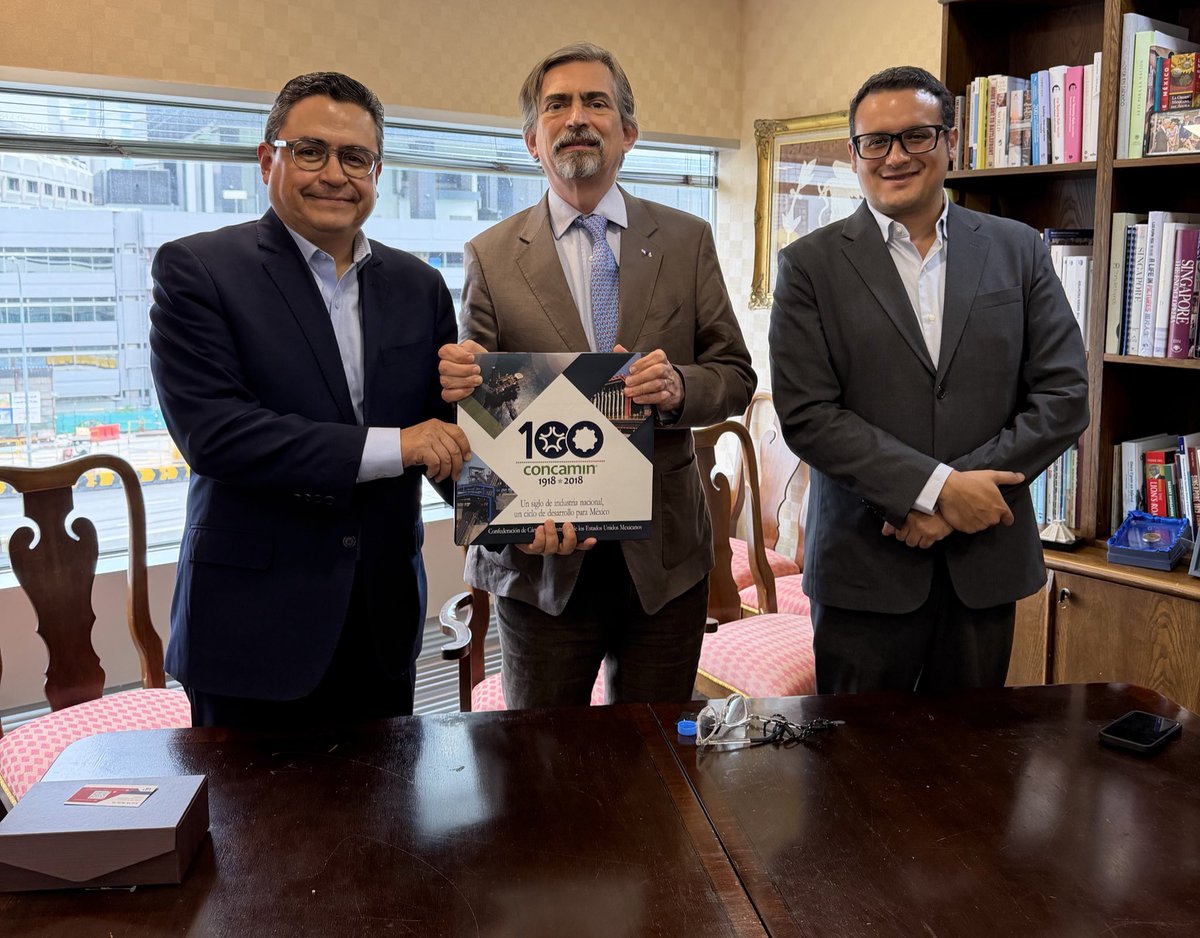 agarcialopezl's tweet image. Agradezco al presidente de @CONCAMIN, @AMalagonB, quien a través de José Manuel Bulás me hizo llegar un ejemplar del libro conmemorativo por los 100 años de la Confederación, en donde aparece mi abuelo, Agustín García López, quien fue presidente de la institución en 1942.