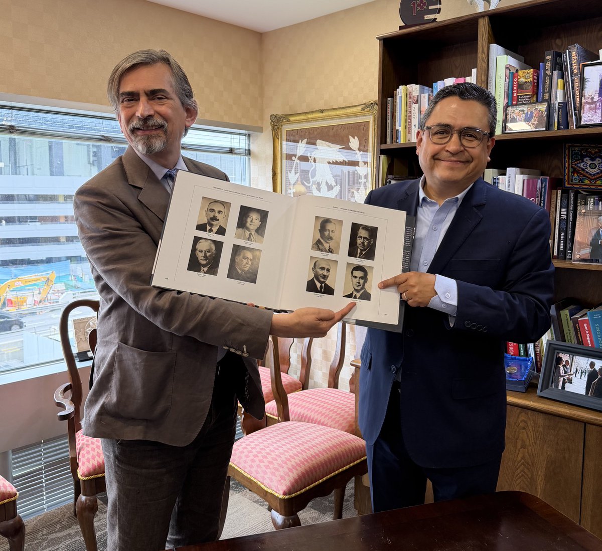 agarcialopezl's tweet image. Agradezco al presidente de @CONCAMIN, @AMalagonB, quien a través de José Manuel Bulás me hizo llegar un ejemplar del libro conmemorativo por los 100 años de la Confederación, en donde aparece mi abuelo, Agustín García López, quien fue presidente de la institución en 1942.