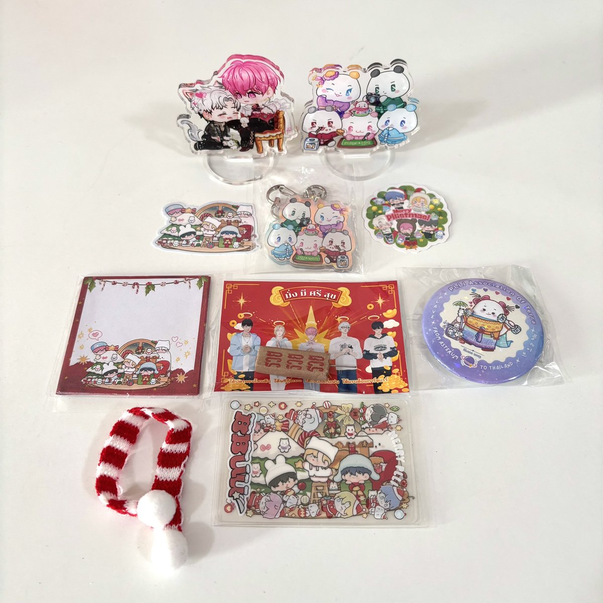 baej_k's tweet image. กราบงามๆสำหรับ กอว.ของขวัญปีใหม่ด้วยนะคะ ความน่ารักเท่าโลกเยย 🤲🏻💓 ร้ากคูมเมทิ่สุด! @error404NF__ แล้วก็สแตนดี้อึนบี้ที่ตอนแรกเค้าจะไปหน้าคอน แต่ก็ไปไม่ได้ คุณเมก็ส่งมาให้ ฮื่อ ขอบคุณมากๆเลย 🥺🙏🏻 (ผ้าพันคอ 🧣น้องแบมบี้บอกว่าอุ่นมากๆเหมาะกับอากาศช่วงนี้เลย &amp;gt;&amp;lt; 💜✨#give_a_may