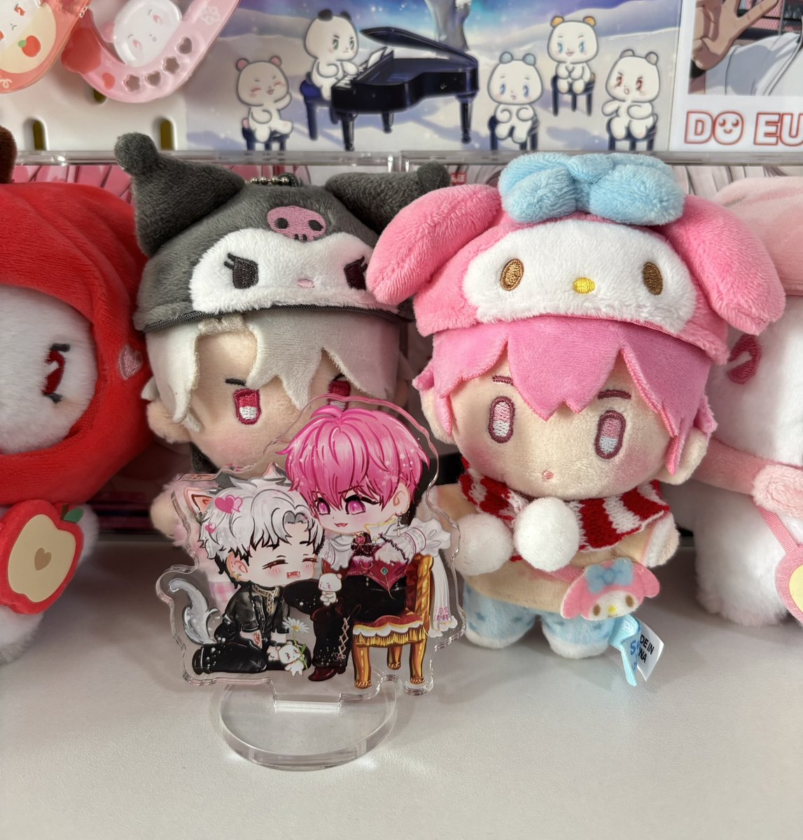 baej_k's tweet image. กราบงามๆสำหรับ กอว.ของขวัญปีใหม่ด้วยนะคะ ความน่ารักเท่าโลกเยย 🤲🏻💓 ร้ากคูมเมทิ่สุด! @error404NF__ แล้วก็สแตนดี้อึนบี้ที่ตอนแรกเค้าจะไปหน้าคอน แต่ก็ไปไม่ได้ คุณเมก็ส่งมาให้ ฮื่อ ขอบคุณมากๆเลย 🥺🙏🏻 (ผ้าพันคอ 🧣น้องแบมบี้บอกว่าอุ่นมากๆเหมาะกับอากาศช่วงนี้เลย &amp;gt;&amp;lt; 💜✨#give_a_may