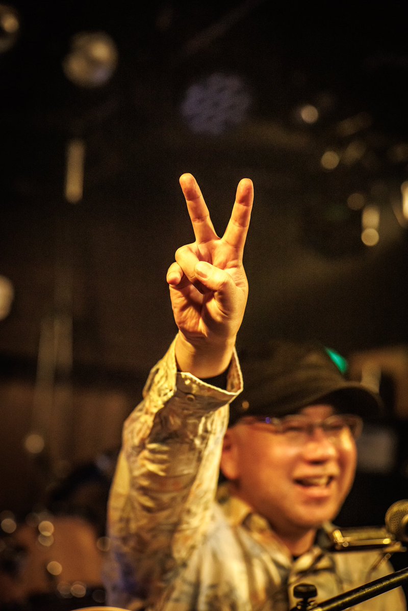 hatto2011's tweet image. 先日の大船ハニービーのイベントに、35年ぶり
くらいに会う、小中の同級生が来てくれました☆
会わない間、新聞社の報道カメラマンとして活躍していたそうで、ライブの写真をたくさん撮影してくれました♪
これは、そんな中の一枚。

さすが、報道カメラマンの目線☆

素敵な写真をありがとう！