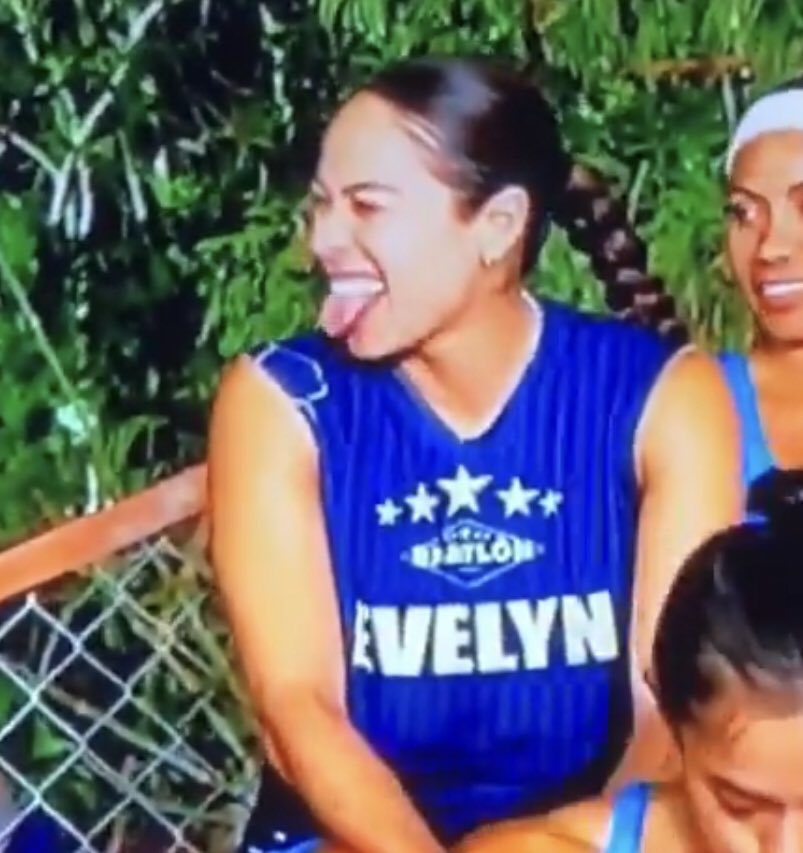Tournesolpitufa's tweet photo. Lo que ustedes no saben es que cuando estuvieron en el hotel sin cámaras la Evelyn se escapó a darle sus besos a Viviana mientras Dobe la cubría como buen bestie #ExatlónMéxico https://t.co/KY4t457Jbh