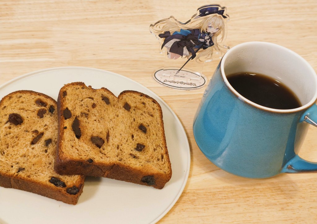 sukeroku0's tweet image. 軽くトーストして食べてみたら、レーズンがぎっしり入ってて美味しい！🍞☕

#秘密結社モッチャレラ #BASEBREAD