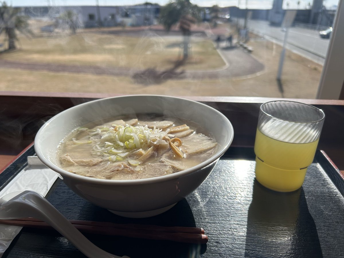 hidamari57's tweet photo. 今日の午前中は、いつもお世話なっている同業の方と定期打ち合わせ。
そして、「道の駅よつくら港」で昼食をいただきました。

チャーシューも柔らかく、とても美味しかったです！
次は家族で行きたいと思います！ https://t.co/fO5bfUX88E