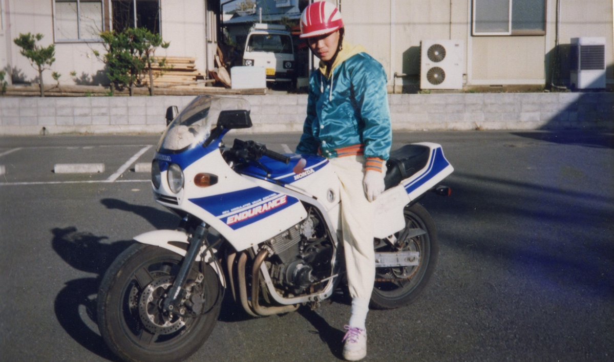 jjpro17's tweet photo. YouTubeでは旧車ガレヨコチャンネルをよく見ています。これ馬鹿高くなってるらしい・人のだが80年代に乗せてもらった・ファッションがダサい昔のサーファーが着てたサテンジャンパー・下の集会写真にもこの2台が写っています・ちなみに好きなYouTuberはへライザーです!。#CBRエンデュランス。#GSFW https://t.co/iotOpq3cYf
