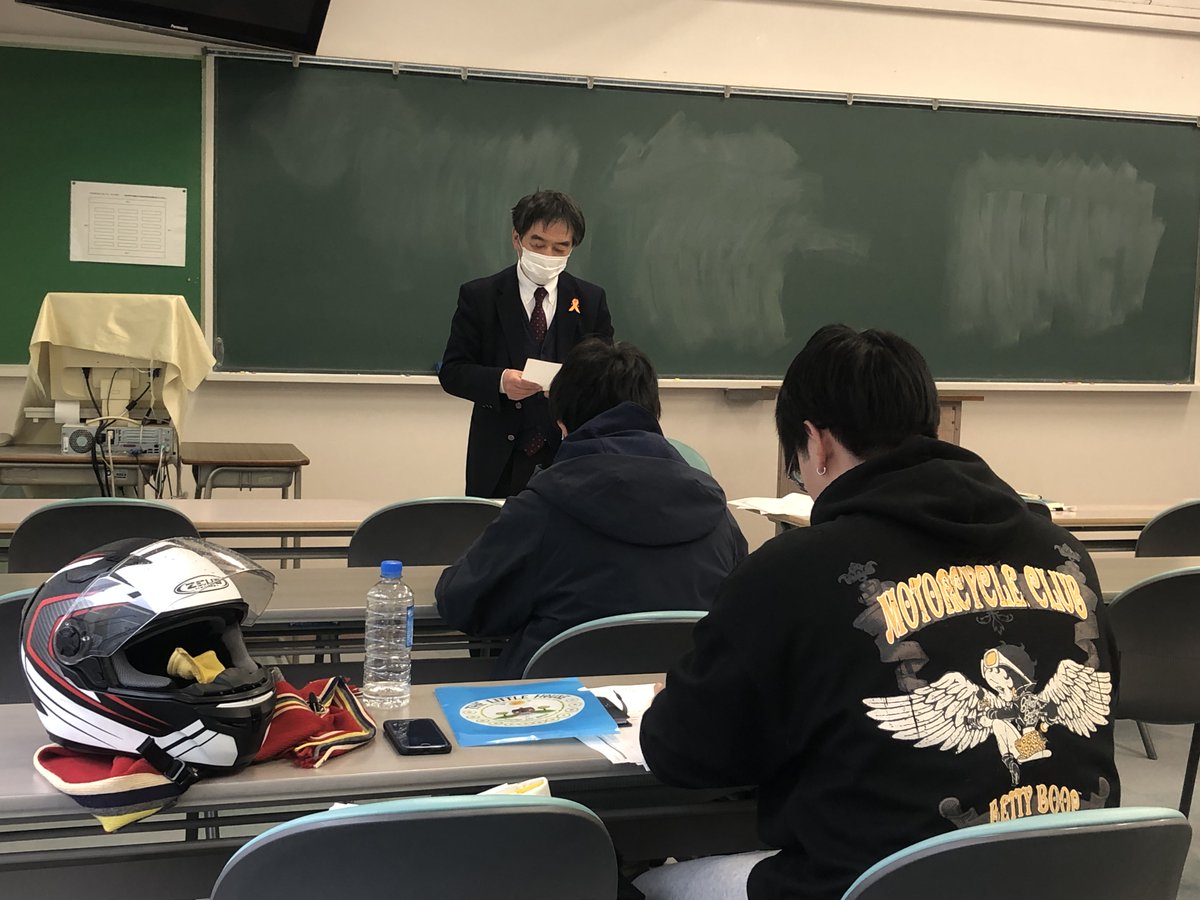 Shigabunkyo's tweet photo. さあ、図書館インターンシップへ！学校での座学を踏まえ、現場でまなぶインターンシップ。図書館司書資格の取得を目指す国文学科の１年生が、２～３月に実施予定の実習に向けて学習のポイントの再確認や、現場での注意事項、心構え等を整理する事前学習を行いました。
＃滋賀文教短期大学　＃司書 https://t.co/L2rOii7gN8