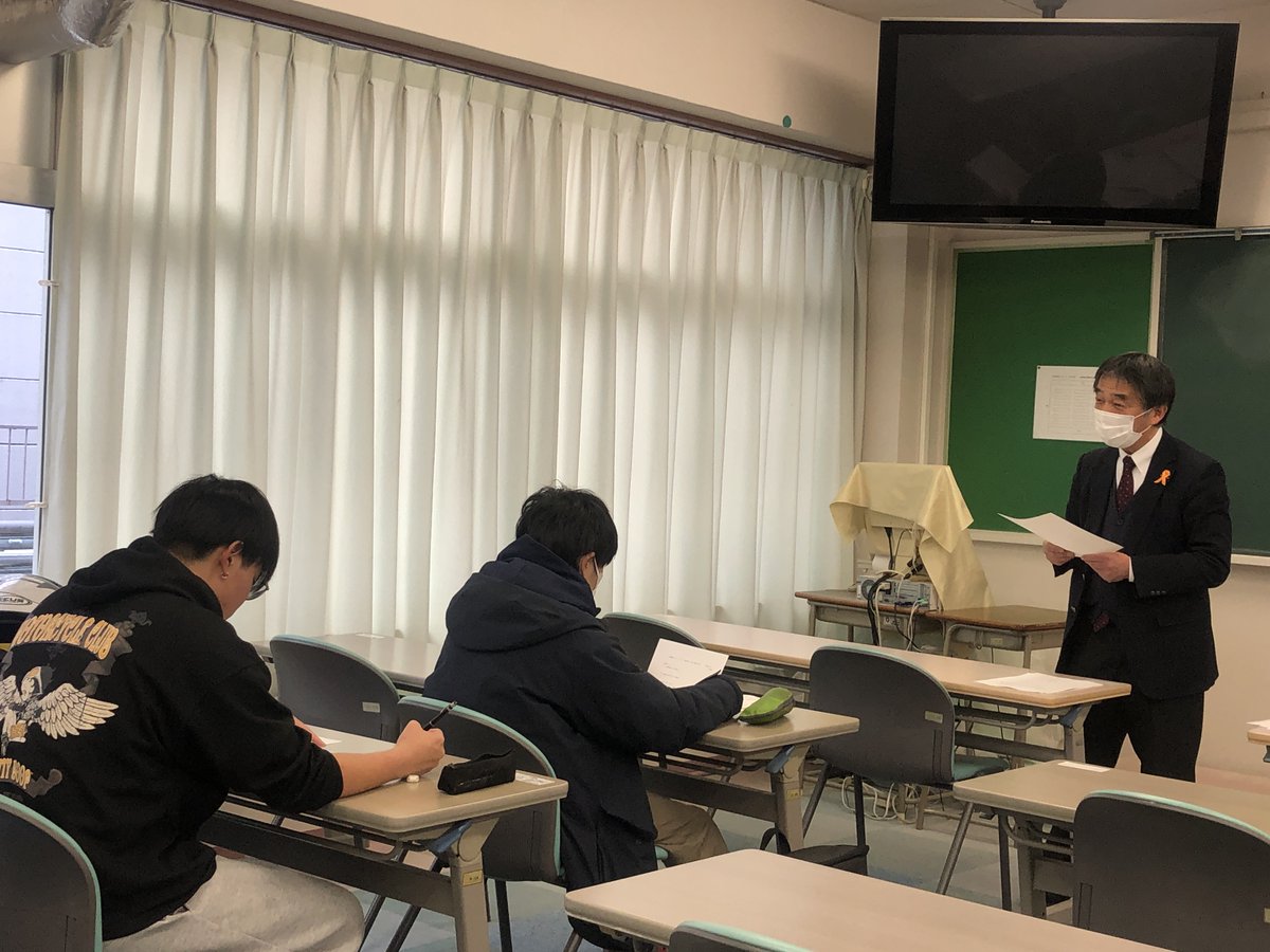 Shigabunkyo's tweet photo. さあ、図書館インターンシップへ！学校での座学を踏まえ、現場でまなぶインターンシップ。図書館司書資格の取得を目指す国文学科の１年生が、２～３月に実施予定の実習に向けて学習のポイントの再確認や、現場での注意事項、心構え等を整理する事前学習を行いました。
＃滋賀文教短期大学　＃司書 https://t.co/L2rOii7gN8