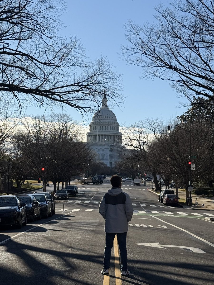 Stephen55state's tweet photo. 我喜欢这种宁静，
风暴中心独有的宁静。

这种宁静北京没有，伦敦也没有，纽约更没有，它独属于DC。

这十年来对DC的喜爱与日俱增，2028彪哥能赢下大选，我就搬到DC。
#HelloDC https://t.co/SfFFK0jEP0