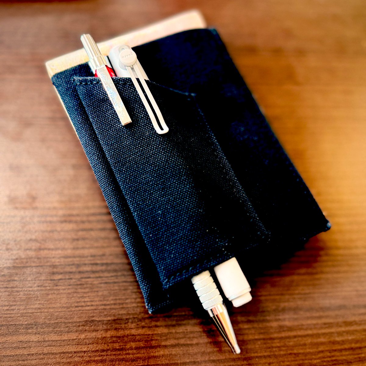 finks09's tweet image. pen info土橋さん（@_pen_info_ ）速筆ペンホルダー A7ノート＆メモにロディアの3穴バインダー（オエステ会限定）とライフのA7ノートを装備してキメラ化させてる🤺…