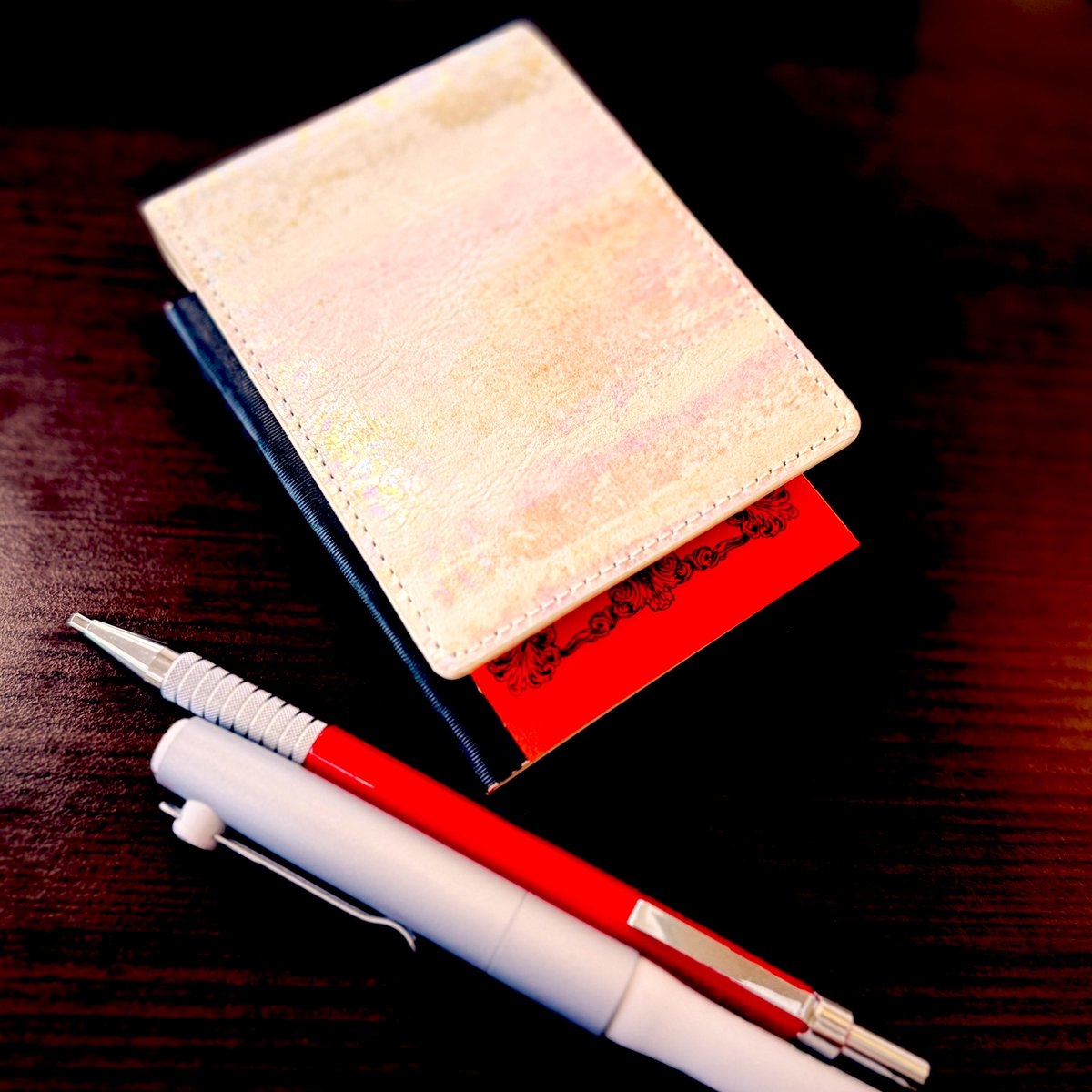 finks09's tweet image. pen info土橋さん（@_pen_info_ ）速筆ペンホルダー A7ノート＆メモにロディアの3穴バインダー（オエステ会限定）とライフのA7ノートを装備してキメラ化させてる🤺…