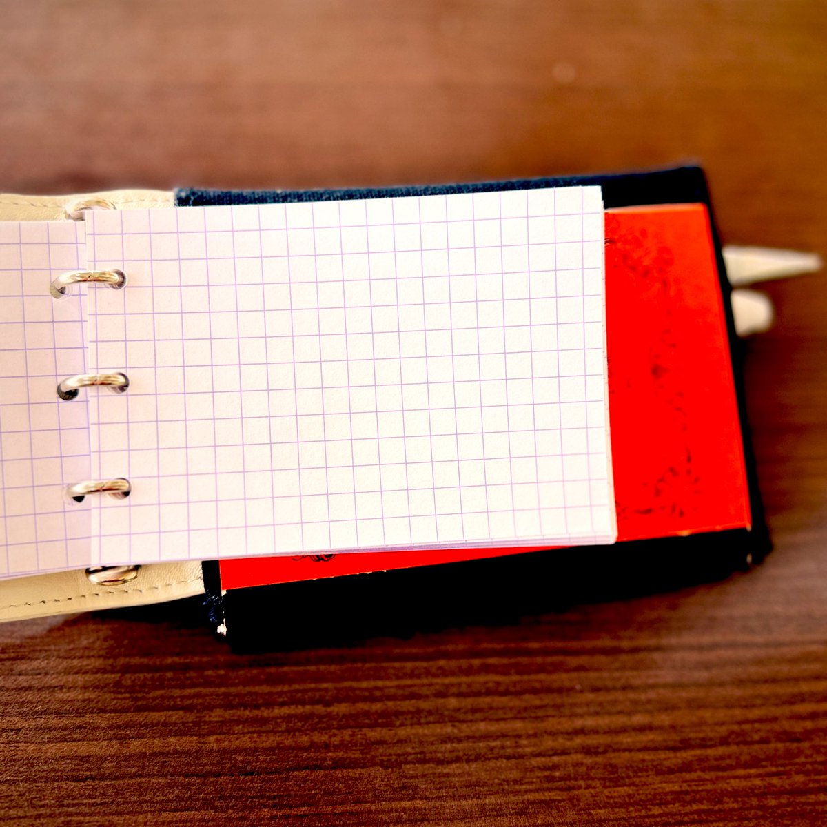 finks09's tweet image. pen info土橋さん（@_pen_info_ ）速筆ペンホルダー A7ノート＆メモにロディアの3穴バインダー（オエステ会限定）とライフのA7ノートを装備してキメラ化させてる🤺…