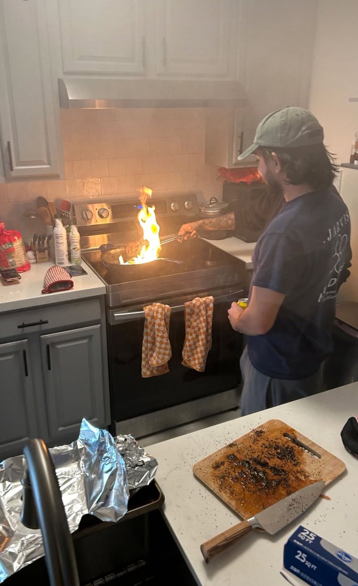 eldiosbasado's tweet image. landlord probably wanna kill me