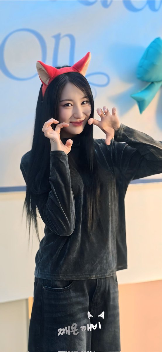 #이채연 #LEECHAEYEON 
2026 0111 여니 생일카페
포토 타임 🤗🤗
귀요미 여니 🥰🥰
쎈스 넘치는 매니져님이 준비해주신
각 부마다 다른 머리띠 👍👍
(3부는 호랭이와 여우)
#여니왔어요