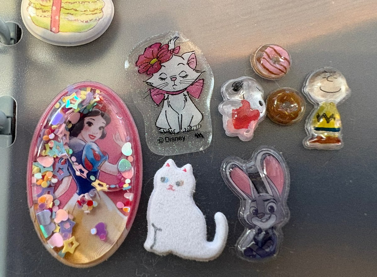 【シール交換動画】
youtu.be/ejZlqc93k3c

年末から地味にシール帳やってます。
ボンボンドロップとか手に入らないので、交換してもらいました。
交換するともだちは2人です（笑）

自分ルールを決めています。
・お店の人にシールの入荷のことを聞かない