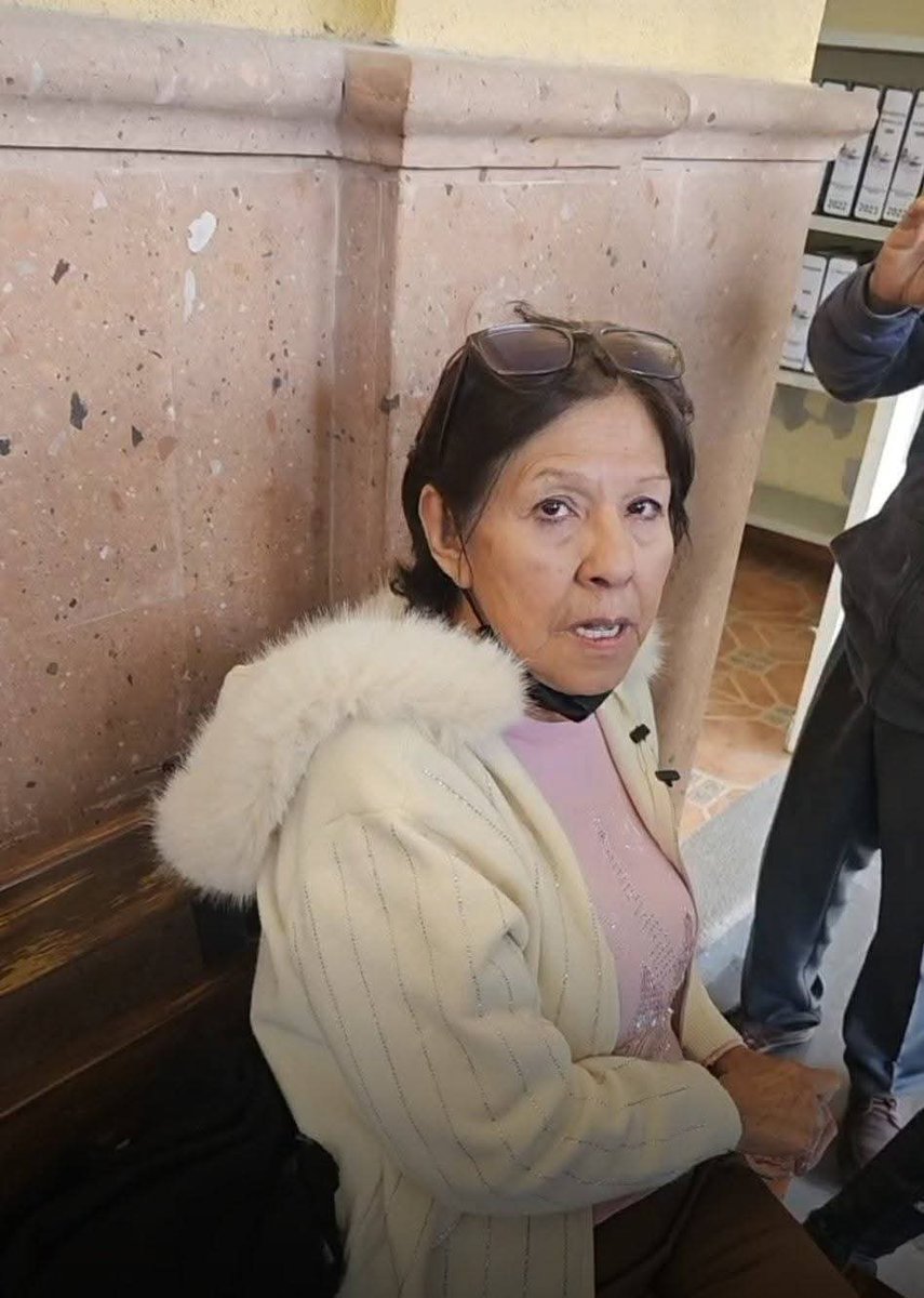 AlAire_MX's tweet photo. La comunicadora María Luisa Ruiz fue detenida arbitrariamente por la Policía de Santiago #Miahuatlán #Puebla mientras realizaba una transmisión en vivo. Sin causa legal, fue llevada a separos y acusada de “usurpación de funciones”

https://t.co/lYPG0fWZOE https://t.co/0sPYGP4EuK