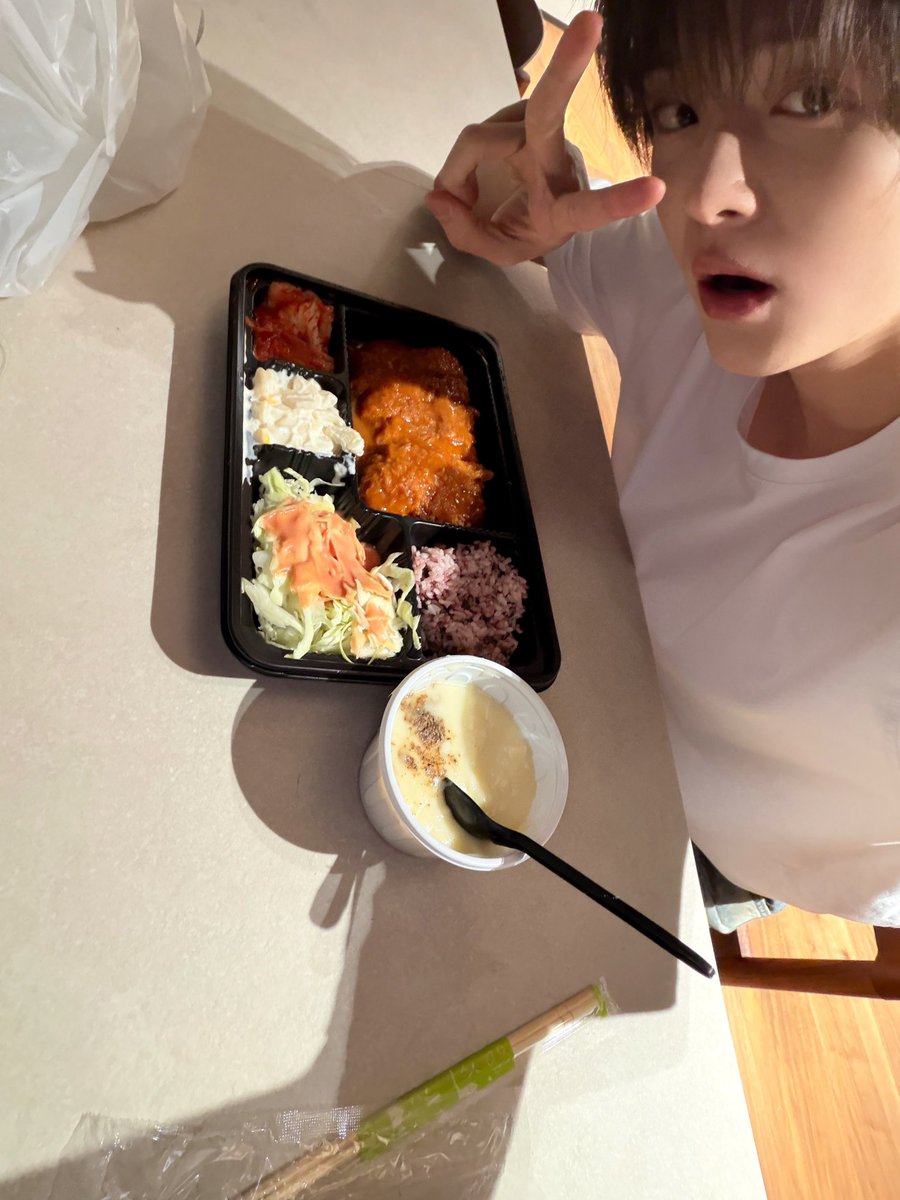 eiloquent's tweet image. ㅤ 
#RITZ_NATION 
𝗖𝗔𝗜𝗗𝗘𝗡 send a new post.
⋮ 아침먹자
 ㅤ