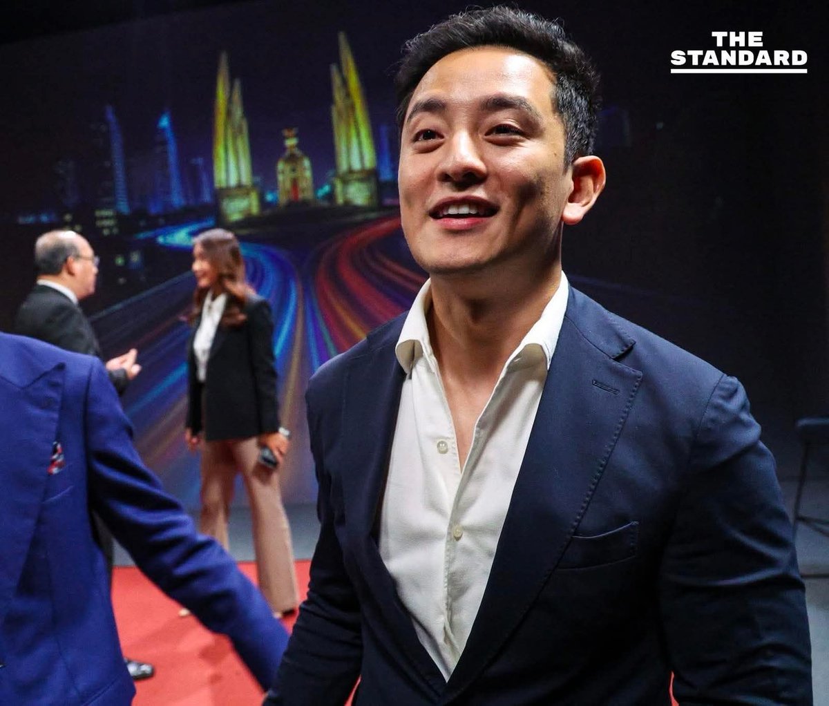 skongki2000's tweet image. ไอ้ห่านี่ใครวะ พูดเสียงดัง น้ำเสียงน่ารำคาญ ไม่มีหางเสียง พูดไทยคำอังกฤษคำ แล้วก็พูดแม่งยืดยาวเหมือนหาทางลงไม่เป็น !!

เชื่อมั้ย มีหลายคนคิดแบบนั้นในดีเบตเมื่อวาน ยิ่งผู้ใหญ่นะ หลายคน มีคิดแบบนี้แน่ๆ แต่เท่าที่ฟังตั้งแต่ต้นจนจบ ผมว่า CK นี่แหละ แม่งโคตรจะ Man of the match…