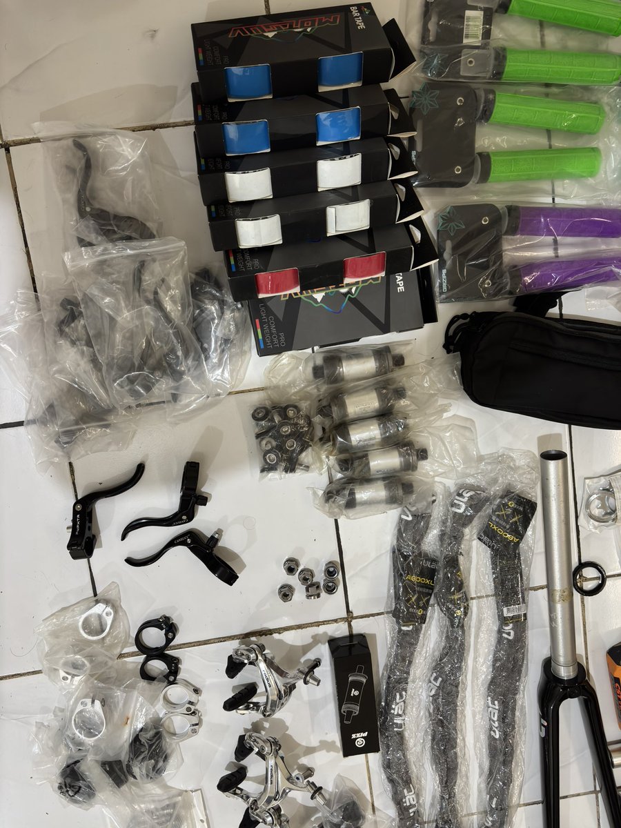 waterbasedman's tweet photo. #fnfjb sudah pensiun jualan mau mengosongkan gudang,
Utamakan cod pesanggrahan, bintaro, jaksel dan transfer langsung, karna market place biaya jasanya banyak banget berikut listnya.

Dropbar unosilver chrome lebar 40cm 190k
Dropbar zipp service course sl70 42cm 750k https://t.co/5XLHdCieGW