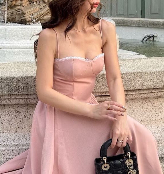 itfeelstory's tweet image. เพิ่งใส่เดรสตัวนี้ไปงานแต่งแล้วคนชมเยอะมาก คือหุ่นสับเหมือนใส่ peom เรียบหรูดูแพง สีชมพูที่ถูกต้องคือติดพีชนิดๆ ขับผิวมาก ชอบมาก มีทุกไซส์เลย เราเอว 26 ใส่ s งับ สวยมากจริงๆ🥹