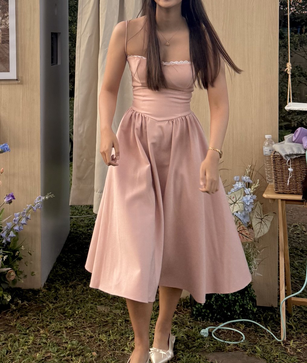 itfeelstory's tweet image. เพิ่งใส่เดรสตัวนี้ไปงานแต่งแล้วคนชมเยอะมาก คือหุ่นสับเหมือนใส่ peom เรียบหรูดูแพง สีชมพูที่ถูกต้องคือติดพีชนิดๆ ขับผิวมาก ชอบมาก มีทุกไซส์เลย เราเอว 26 ใส่ s งับ สวยมากจริงๆ🥹