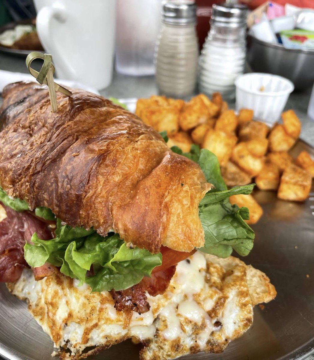 MarcNixon24's tweet image. Ronny’s Bistro in Maple Ridge served dinner to Pierre Poilievre

The owner got ambushed

One-star review bombs. Slander. Boycott talk

A single mom trying to run a small business became political collateral

LEFTIST have no shame

I’m going to support them. You should too.