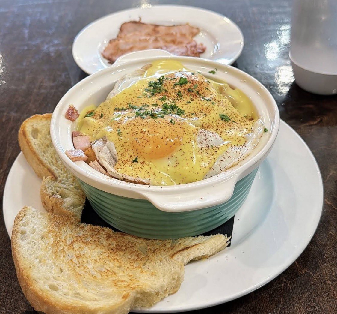 MarcNixon24's tweet image. Ronny’s Bistro in Maple Ridge served dinner to Pierre Poilievre

The owner got ambushed

One-star review bombs. Slander. Boycott talk

A single mom trying to run a small business became political collateral

LEFTIST have no shame

I’m going to support them. You should too.