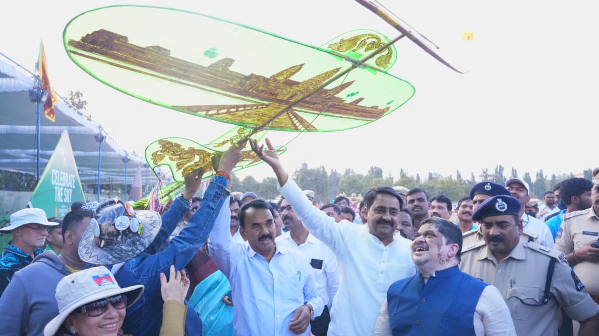 సికింద్రాబాద్ పరేడ్ గ్రౌండ్ లో అంతర్జాతీయ కైట్ అండ్ స్వీట్ ఫెస్టివల్ ను మంత్రులు జూపల్లి కృష్ణారావు గారు,పొన్నం ప్రభాకర్ గారు ప్రారంభించారు. కైట్ ఫెస్టివల్ ప్రారంభోత్సవ సందర్భంగా గాలిపటాలు ఎగురవేసిన మంత్రులు.ఈ కార్యక్రమంలో టూరిజం కార్పొరేషన్ చైర్మన్ పటేల్ రమేష్ రెడ్డి గారు,