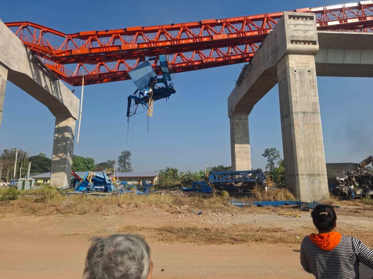 MatichonOnline's tweet image. อัพเดต เหตุรถไฟชนเครนถล่ม โคราช บาดเจ็บ 55 เสียชีวิต 22 ราย
.
14 มกราคม - เกิดอุบัติเหตุเครนยกสะพานรถไฟความเร็วสูง ถล่มทับขวางทางรถไฟ ที่บ้านถนนคต ต.สีคิ้ว อ.สีคิ้ว จ.นครราชสีมา ทำให้ขบวน 21 กรุงเทพอภิวัฒน์ – อุบลราชธานี ที่กำลังเดินทางมา เบรกไม่ทัน…