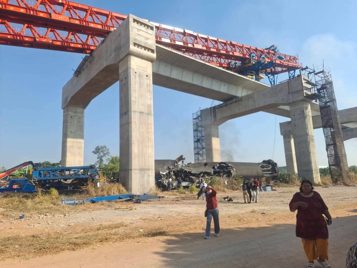 MatichonOnline's tweet image. อัพเดต เหตุรถไฟชนเครนถล่ม โคราช บาดเจ็บ 55 เสียชีวิต 22 ราย
.
14 มกราคม - เกิดอุบัติเหตุเครนยกสะพานรถไฟความเร็วสูง ถล่มทับขวางทางรถไฟ ที่บ้านถนนคต ต.สีคิ้ว อ.สีคิ้ว จ.นครราชสีมา ทำให้ขบวน 21 กรุงเทพอภิวัฒน์ – อุบลราชธานี ที่กำลังเดินทางมา เบรกไม่ทัน…