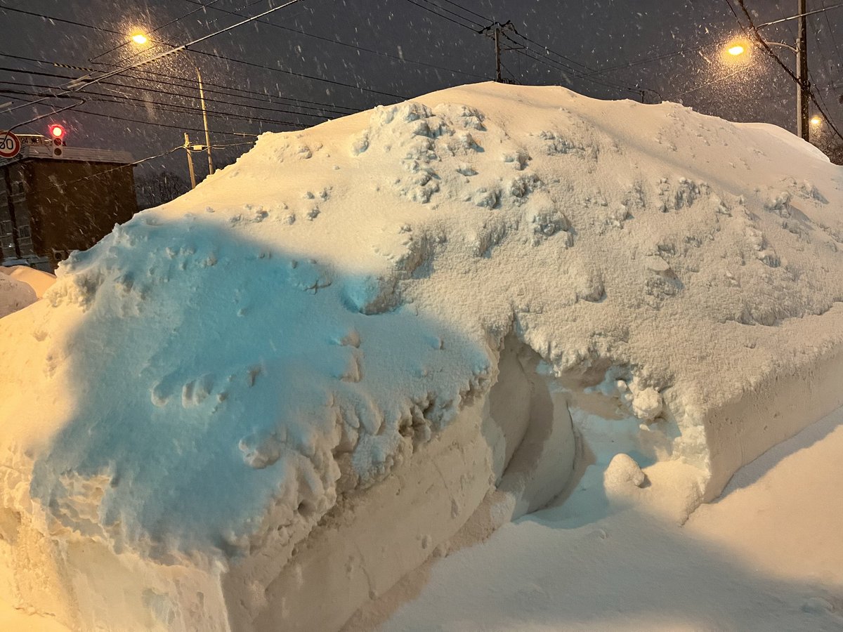harutoyes's tweet photo. 昨日の猛吹雪で更に雪山が加速した笑 https://t.co/3zdH0gGwfg