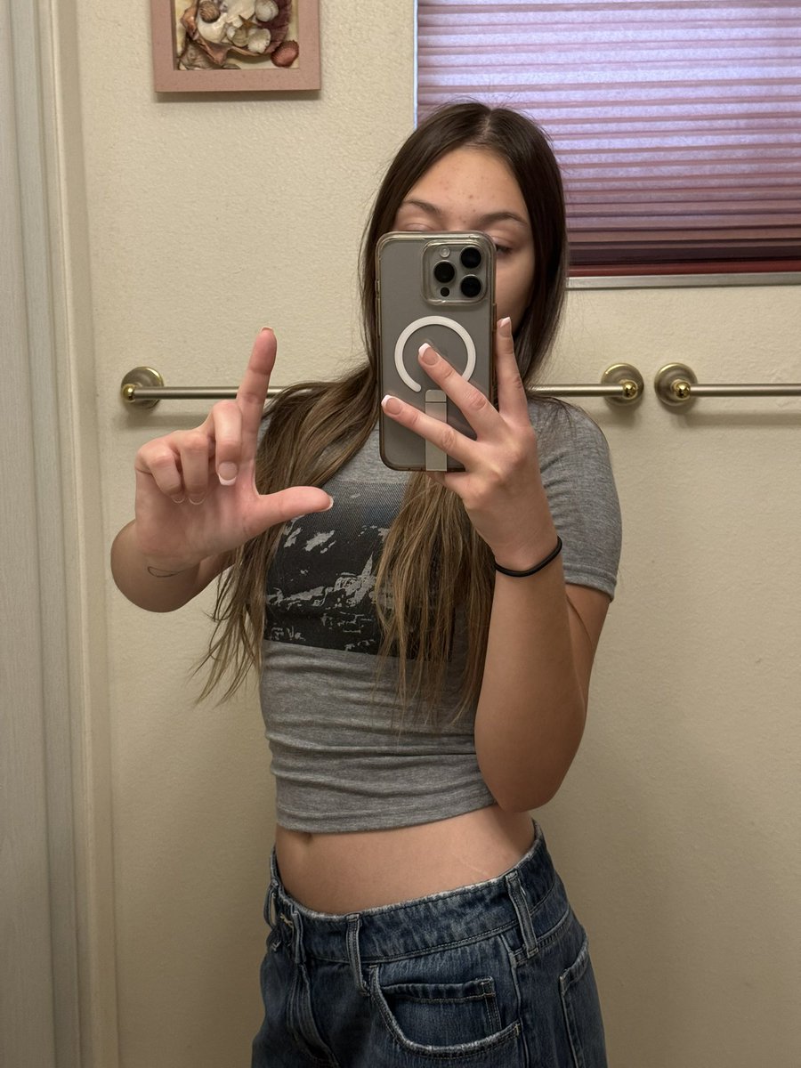 goddesssallison's tweet photo. u don’t deserve to see my beautiful face loser https://t.co/bsMZyfpREd