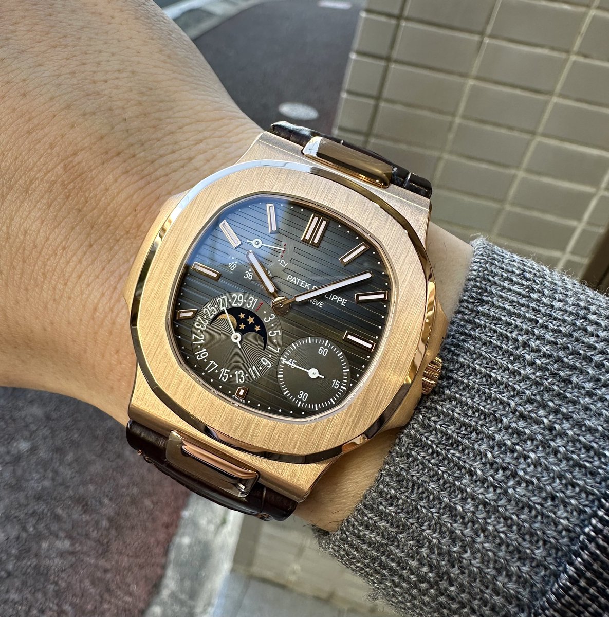 riberowatch's tweet image. パテックさん、ちょっといいですか。

これのどこが「プチ」コンプリケーションなんですか。

中身はムーンフェイズ、ポインターデイト、パワーリザーブ。

全然「プチ」じゃないフルコース。例えるなら「プチ贅沢」と言いつつ、メインディッシュが最高級ステーキだった時くらいの衝撃です。