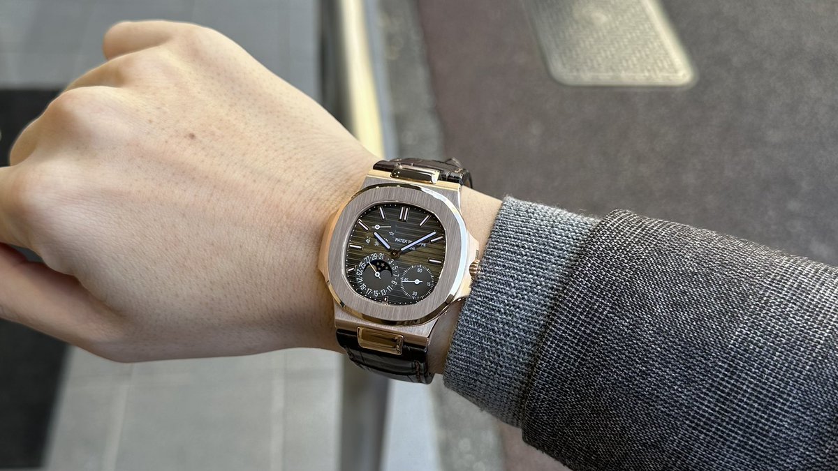 riberowatch's tweet image. パテックさん、ちょっといいですか。

これのどこが「プチ」コンプリケーションなんですか。

中身はムーンフェイズ、ポインターデイト、パワーリザーブ。

全然「プチ」じゃないフルコース。例えるなら「プチ贅沢」と言いつつ、メインディッシュが最高級ステーキだった時くらいの衝撃です。