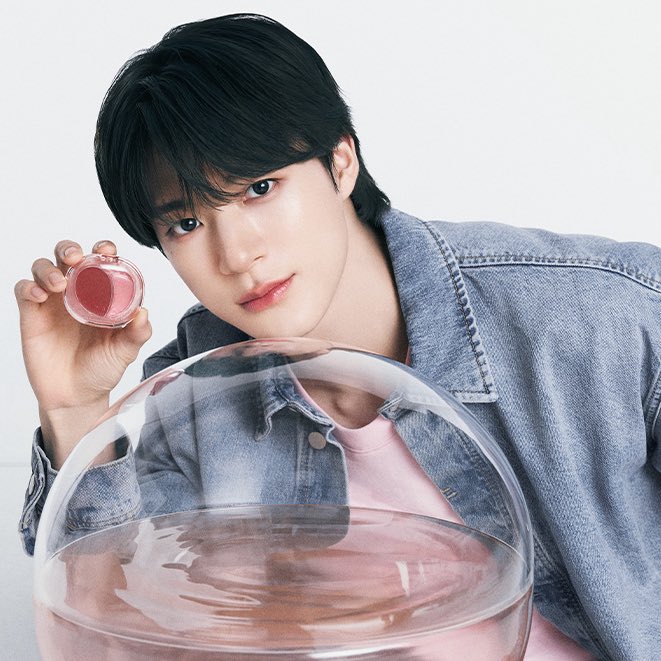 jenmong23's tweet photo. Apieu JENO 🤍

Juicy pang mood blending lip and cheek balm

#APIEUxJENO #어퓨XNCT제노 @Apieu_official https://t.co/Lk9AtzoyVy