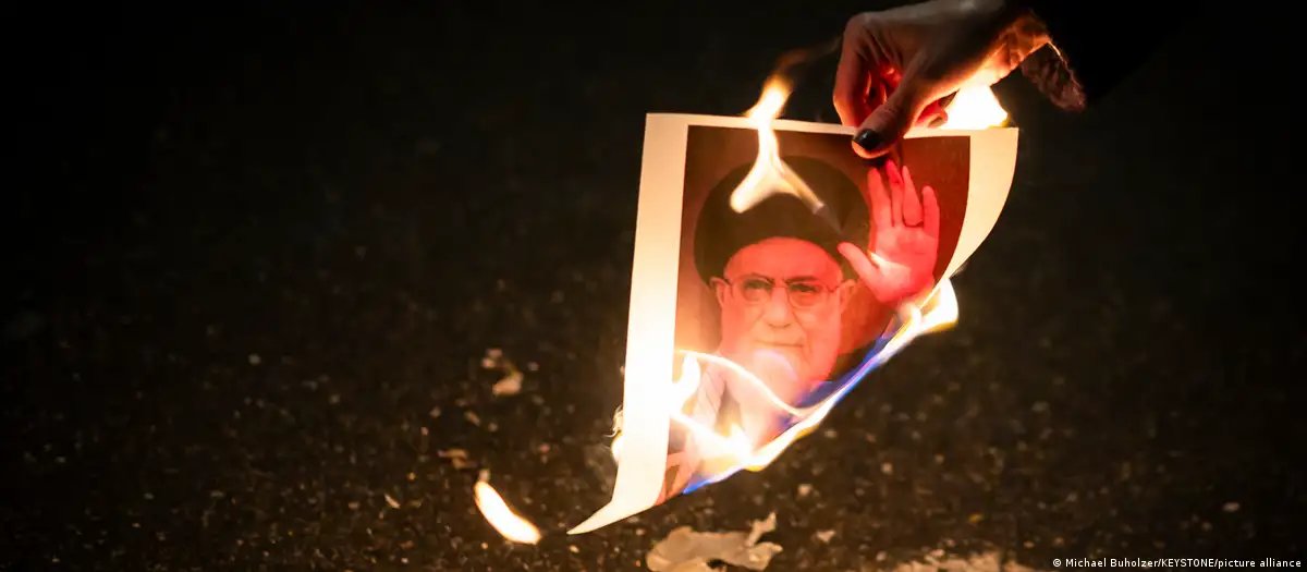 dw_espanol's tweet photo. Cifra de muertos en Irán superaría los 2.000 #IranProtests 

Ante el silencio oficial y el bloqueo de las comunicaciones, las ONG anticipan números escalofriantes de fallecidos. (gs)
https://t.co/b39sd5TIFG