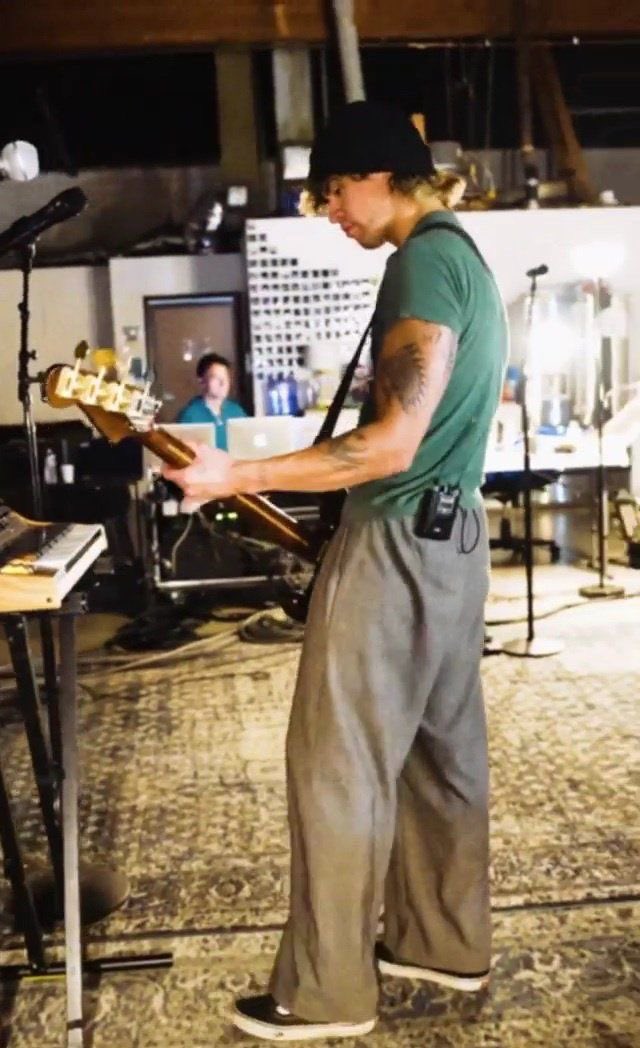 bekindhny's tweet image. calum needs to wear green everyday