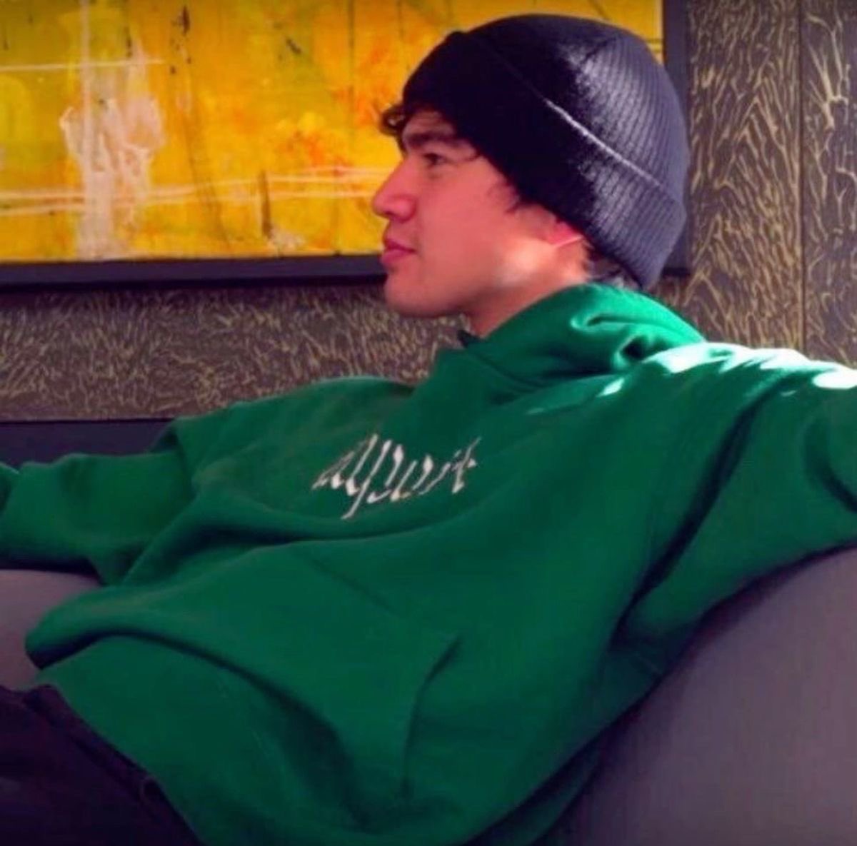 bekindhny's tweet image. calum needs to wear green everyday