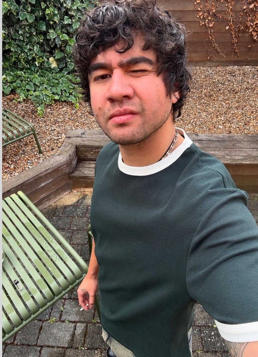 bekindhny's tweet image. calum needs to wear green everyday