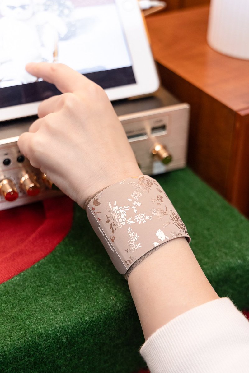 runwalk_korea's tweet image. 📢2026년 여러분의 손목 건강을 챙겨줄 아이템은?

손목조져본 놈이 만든 손목보호대가 뉴컬러로 돌아왔습니다!!! (웅성웅성)👥👥👥(웅성웅성)

🤎아대형 손목보호대 뉴 컬러 코코아밀크 단독구성
🤎더 완벽해진 고정력!
🤎독보적인 한국풍 디자인

[ 참여방법 #RT + #맘찍 5명 제품제공 ]