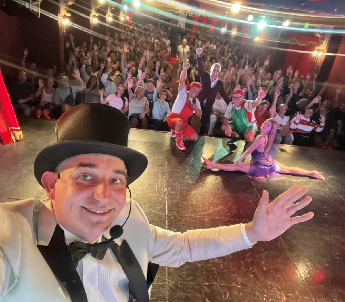 Empezando otra semana con LOCALIDADES AGOTADAS !!!!! Graciassssss por seguír eligiendo nuestro Espectáculo #LaMagiaDeLaRisa #TeatroVictoria #MarDelPlata #Temporada2026 #PetonProducciones