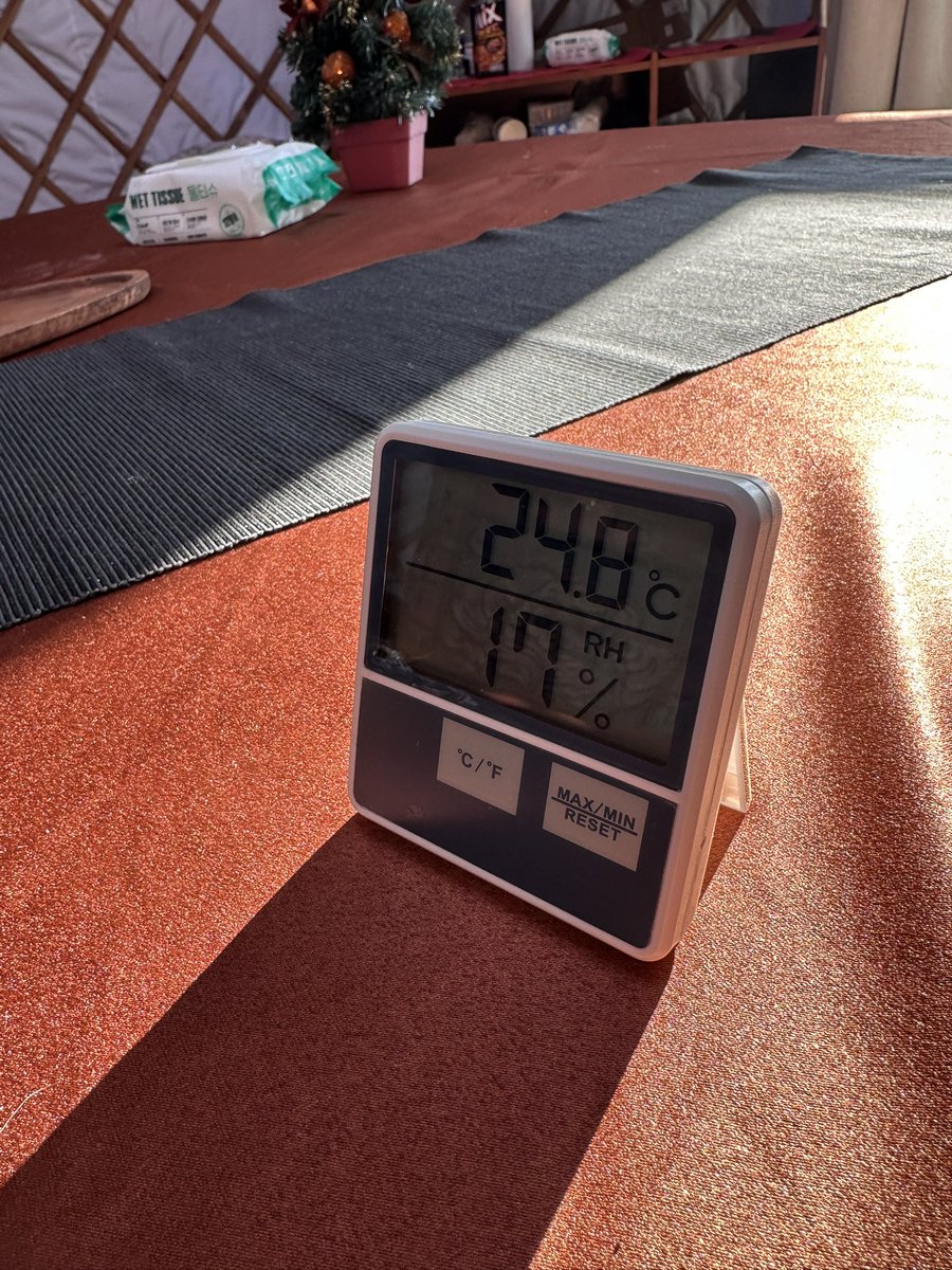 #ситиГэр
Ер нь л подоолктой сууж байхаар халж байна.
Нарны илч харамгүй тусч байна даа.