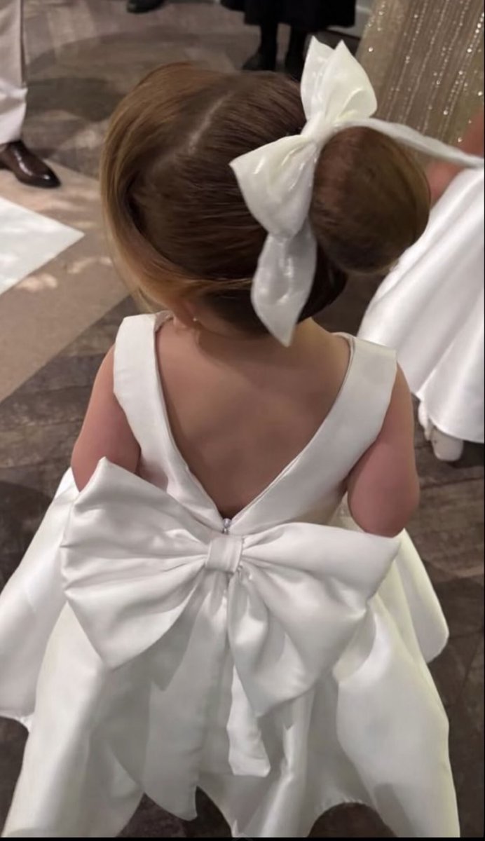 تلكْ الطفلة بداخلي أرهقتني كثيراً تريد السّير بين الحقول تأبى أن تكبر مرتبطة بطفولتها ترفض قوانين الحياة رغم مرور السنوات ⁧#خاطرة