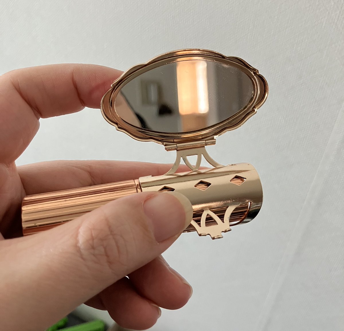 karljung2085's tweet image. 10년쯤 전에 지하철에서 누가 이걸 꺼내 립스틱 바르는 걸 보고 계속 같은 걸 사고 싶었는데 드디어 빈티지숍에서 찾아 사다… 립스틱 홀더라고 검색했는데 원래 립뷰라고 하는 거라네