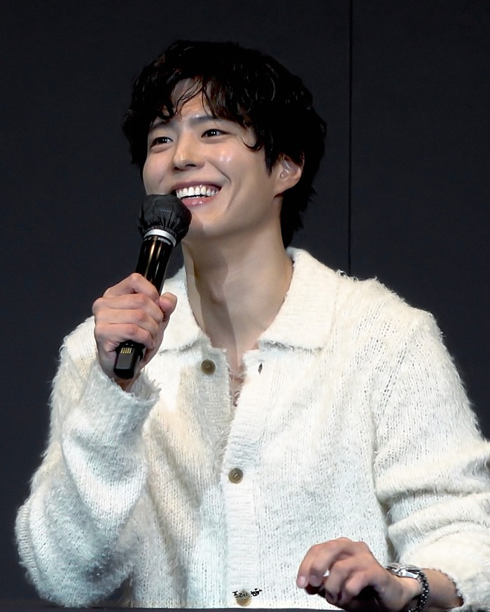 【ボゴミNEWS1/14】

＃パクボゴム、ソウルサイン会での「新年のご挨拶」全和訳

🐰「これまでのたくさんの愛に心から感謝。
今年も皆さんに
”どうぞよろしくお願いします”という言葉と
その気持ちをお伝えしたくて…」
（めっちゃ感動的なご挨拶でしたよ🥹）

詳細＞＞kdra-bogome2.com/2026/01/14/gre…