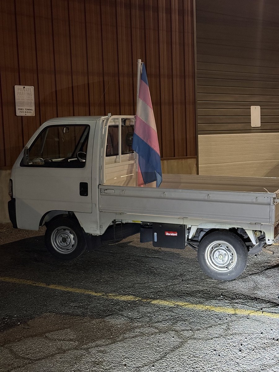 paddy_mac14's tweet image. I got misgendered twice today and I was feeling down about it. 
Left work and saw this, made me smile. I love Boston