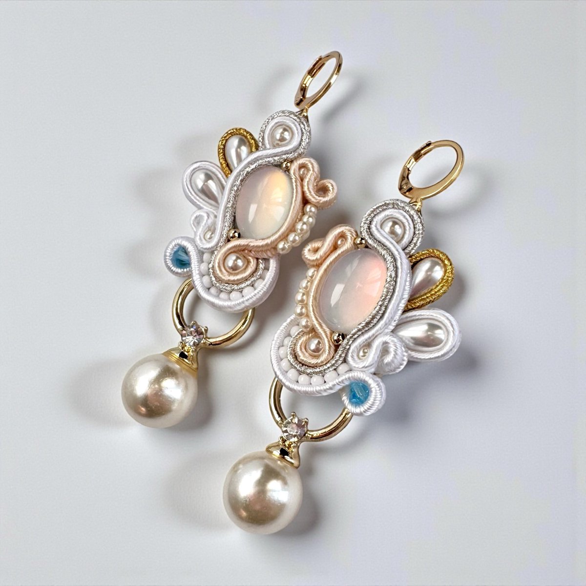 OohlalaSoutache's tweet photo. 「祝福」

6月に式を挙げる友人を想いながら制作しました。

#ソウタシエ #soutache https://t.co/tLOHKcEkLv