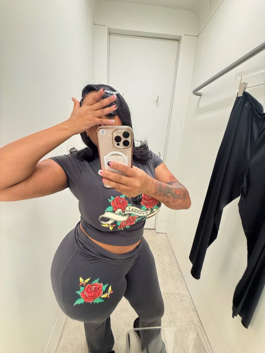 mscaraamel's tweet photo. Living my best life, effortlessly🖤 https://t.co/Y9B6N9vc81
