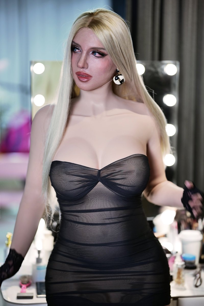 Just so you know we've made The Kim Bodysuit so realistic that the collarbones and cleavage are as natural as they can possibly be.
.
#molis #inthemask #ameliasoho #ameliamask #thekimbodysuit